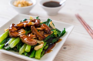 Sarımsaklı istiridye soslu kızarmış Hong Kong Kale heyecan