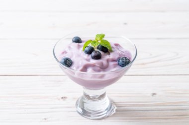 Taze yaban mersinli ev yapımı yoğurt