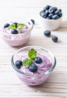 Taze yaban mersinli ev yapımı yoğurt