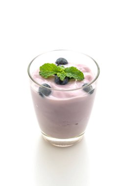 Beyaz arka plan üzerinde izole taze yaban mersini ile yoğurt