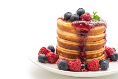 Taze ahududu ve beyaz arka plan üzerinde izole yaban mersini ile gözleme