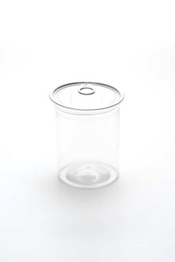 Boş plastik kavanoz beyaz arkaplanda izole edildi