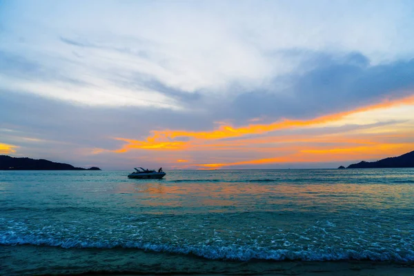 Playa Tropical Con Puesta Sol Hermoso Cielo —  Fotos de Stock