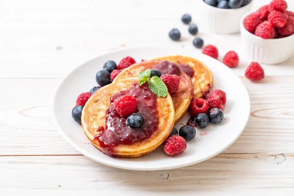 Souffle Pancake Fresh Raspberries Blueberries — Stock Photo, Image