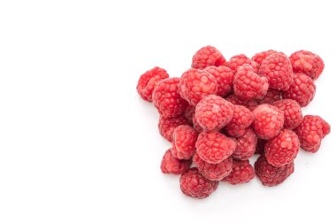 Beyaz arka planda izole edilmiş taze ahududu