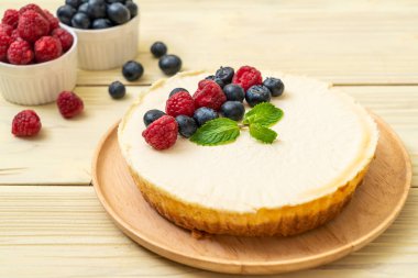 Ev yapımı cheesecake taze ahududu ve yaban mersini ile