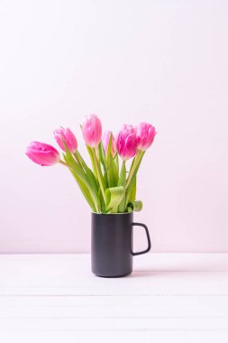 ahşap arka plan kopya alanı ile Pembe Lale çiçek