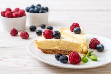Ev yapımı cheesecake taze ahududu ve yaban mersini ile