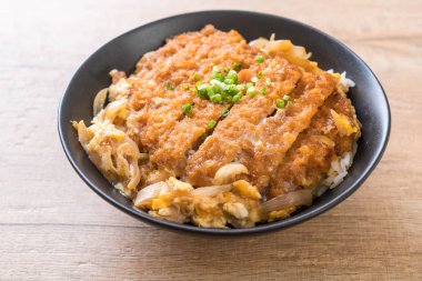 Kızarmış domuz pirzolası kasesi (Katsudon) - Japon yemek tarzı