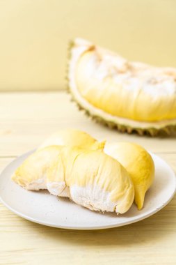 Ahşap zemin üzerinde taze Durian meyvesi