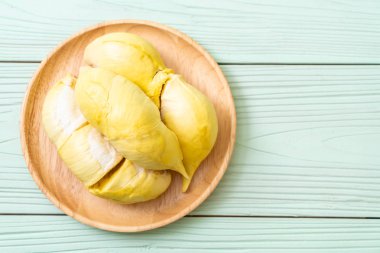 Ahşap zemin üzerinde taze Durian meyvesi
