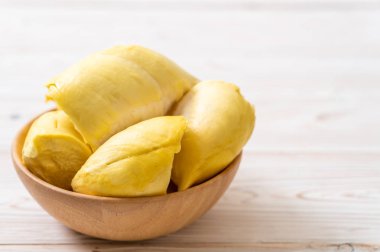 Ahşap zemin üzerinde taze Durian meyvesi