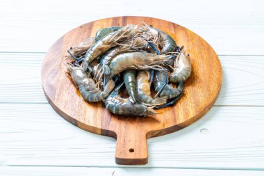 kesme tahtası üzerinde taze mavi karides