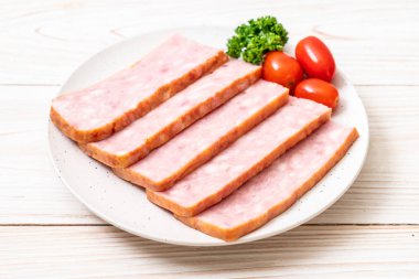 dilimlenmiş taze çiğ pastırma Barbekü