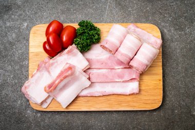Ahşap tahta üzerinde çiğ domuz pastırma dilimlenmiş