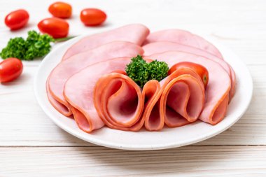 tabağa dilimlenmiş jambon füme