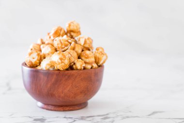 Patlamış Mısır ile karamel kase