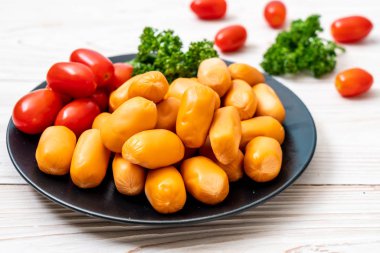 domuz eti kokteyl sosisi plaka üzerinde