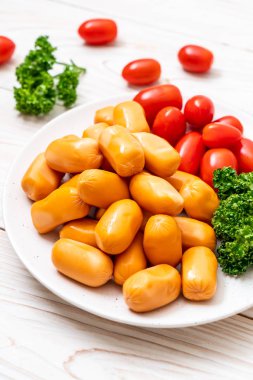 domuz eti kokteyl sosisi plaka üzerinde