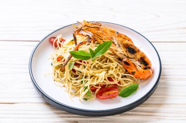 ızgara karides ve domates - İtalyan Füzyon gıda tarzı ile tavada kızartılmış spagetti