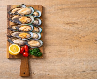 malzemelerle ahşap tahta üzerinde taze midye