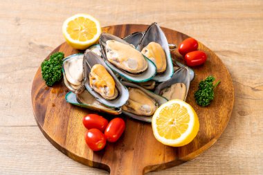 malzemelerle ahşap tahta üzerinde taze midye