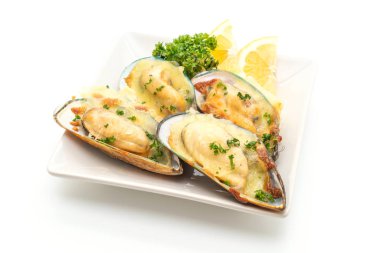 Beyaz arka plan üzerinde izole peynir pişmiş taze midye