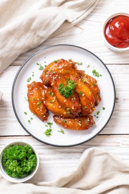 Beyaz susamlı ızgara tavuk kanadı.