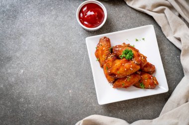 Beyaz susamlı ızgara tavuk kanadı.