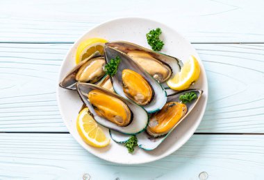 deniz ürünleri midye maydanoz ve limon ile