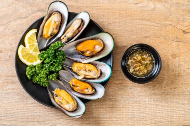 deniz ürünleri midye maydanoz ve limon ile