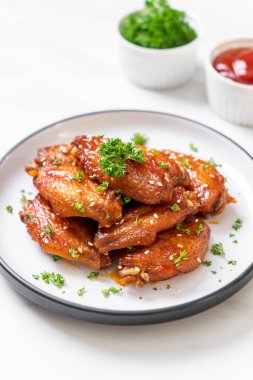 Beyaz susamlı ızgara tavuk kanadı.