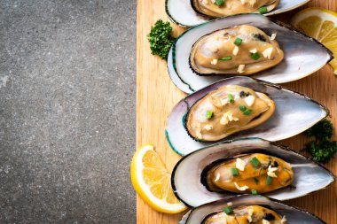 deniz ürünleri midye limon ve sarımsak ile