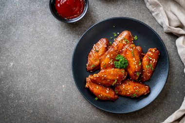 Beyaz susamlı ızgara tavuk kanadı.