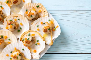 Kızarmış deniz tarağı, tereyağı ve sarımsak.