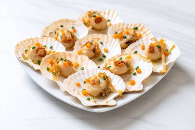 Kızarmış deniz tarağı, tereyağı ve sarımsak.