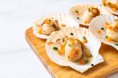 Kızarmış deniz tarağı, tereyağı ve sarımsak.