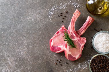 taze domuz pirzolası ham madde ile