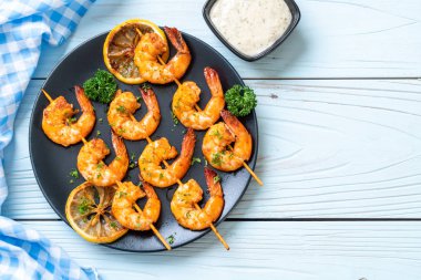 Limon - deniz ürünleri tarzı ile ızgara kaplan karides şiş