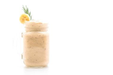Beyaz arka plan üzerinde izole muz smoothies cam