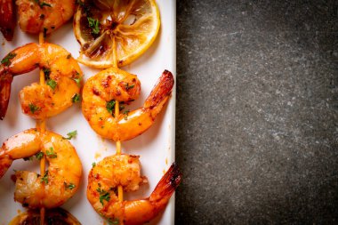 Limon - deniz ürünleri tarzı ile ızgara kaplan karides şiş