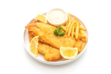 Balık ve cips beyaz arka plan üzerinde izole patates kızartması ile