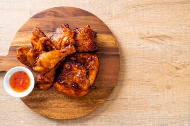 Masada ızgara ve ızgara tavuk.