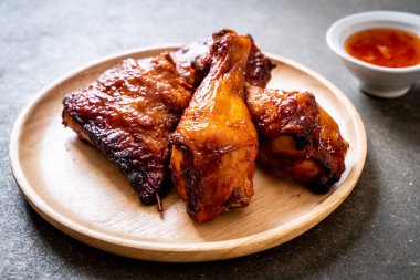 Masada ızgara ve ızgara tavuk.