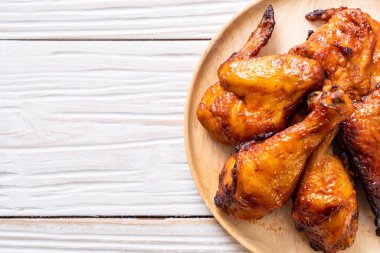 Masada ızgara ve ızgara tavuk.