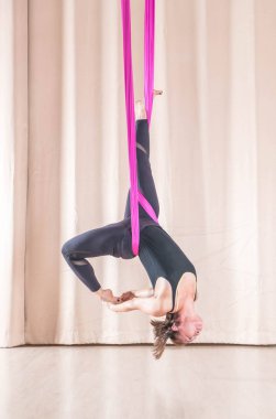 Asyalı kadın fitness salonu sinek yoga elemanları ile eğitim