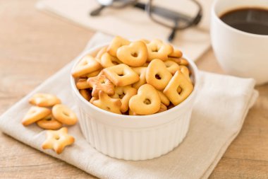 Kahveli bisküvi krakeri.