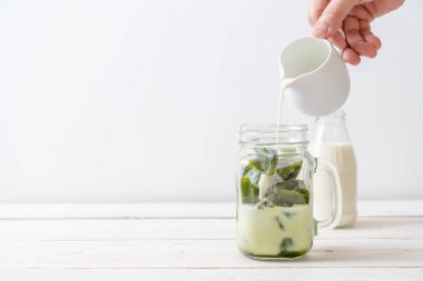 Matcha yeşil çay buzlu cam sütlü