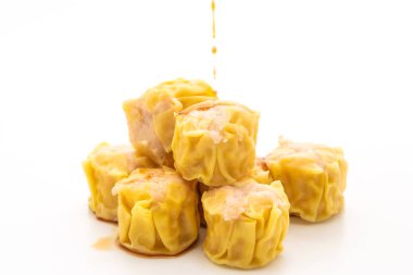 Karides Çince buğulanmış beyaz arka plan üzerinde izole hamur tatlısı