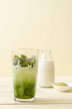 Matcha yeşil çay buzlu cam sütlü